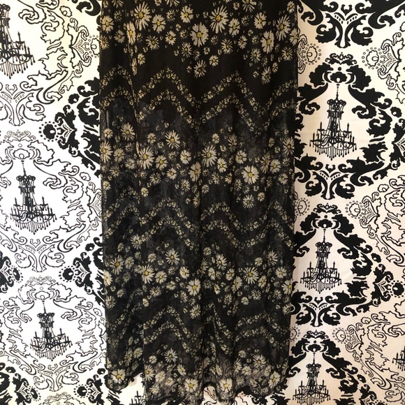 Beautiful Black and Tan Maxi Style Dress - Picture 4 of 8